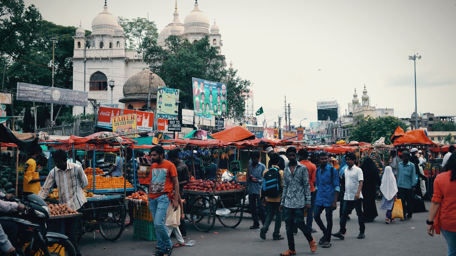 Enjoy a peaceful visit to Meenakshi Temple with fewer crowds, planned by Gwalior Travels.